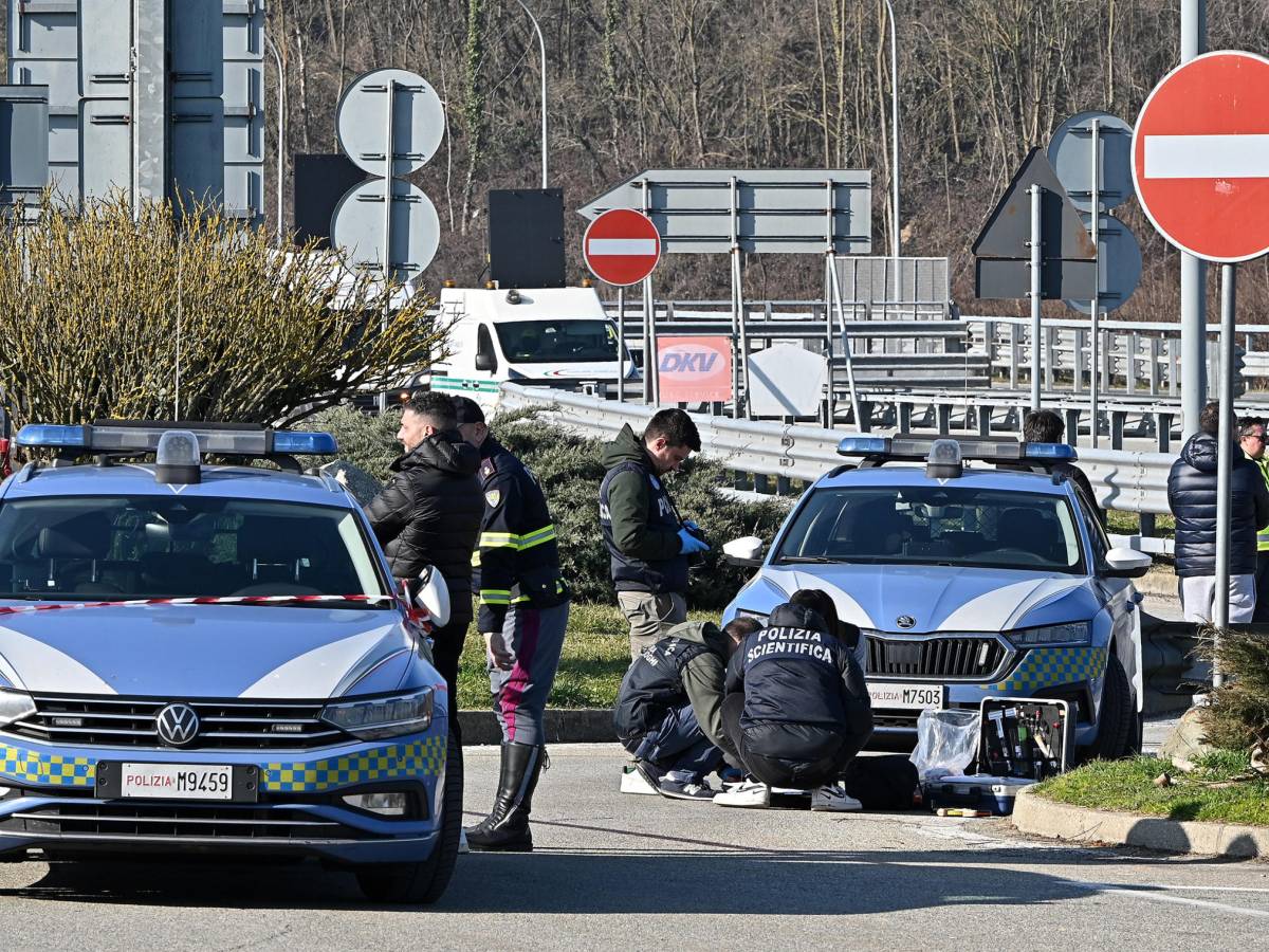 Aggredisce agenti a martellate in autostrada. Meloni: "Ingiuste campagne contro di loro"