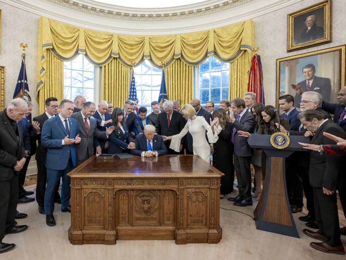 "Voglio essere un pacificatore". La foto da "Ultima Cena" di Trump con i predicatori