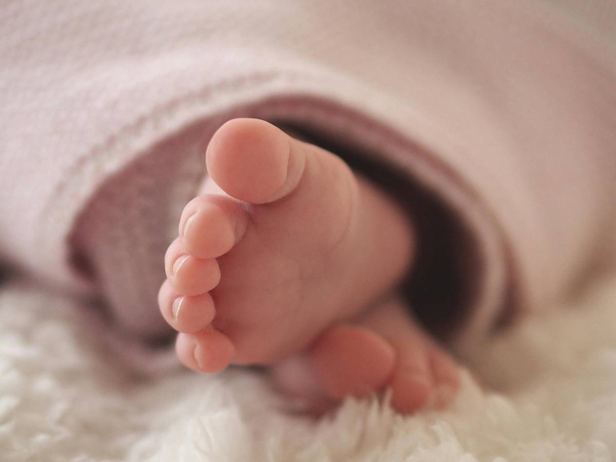 Lucca, neonata trovata morta in culla. Indagata la mamma per omicidio colposo