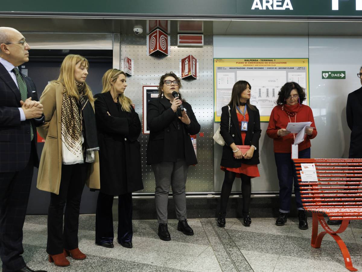 Malpensa-panchine rosse