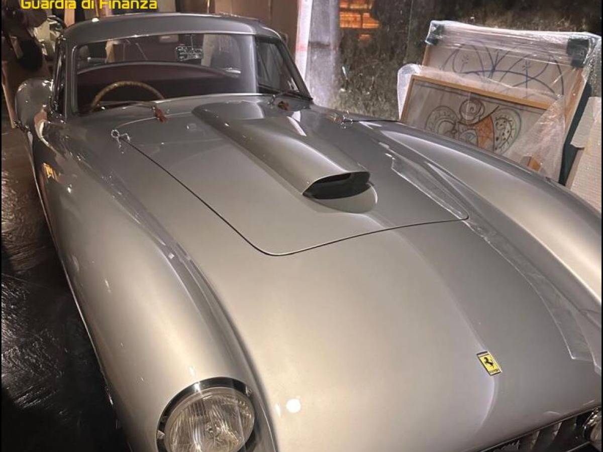 Sequestro di auto storiche: la Ferrari di Rossellini e altri bolidi di lusso confiscati