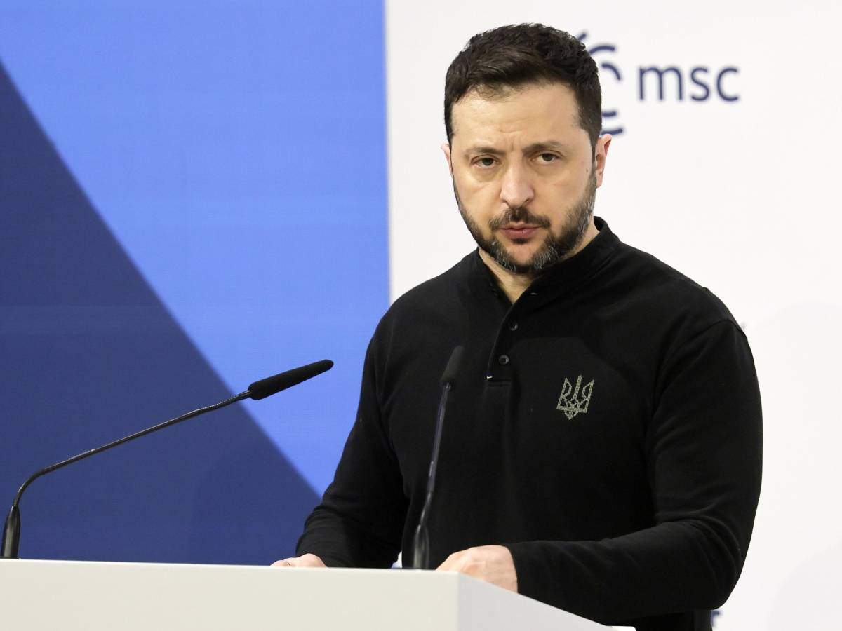 Allarme di Zelensky da Monaco: "Mosca sposta truppe ai confini di 3 Paesi Nato"