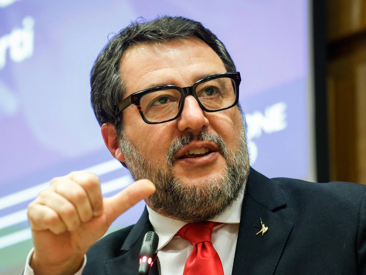 Salvini: "Soldati italiani a Kiev senza senso". Poi l