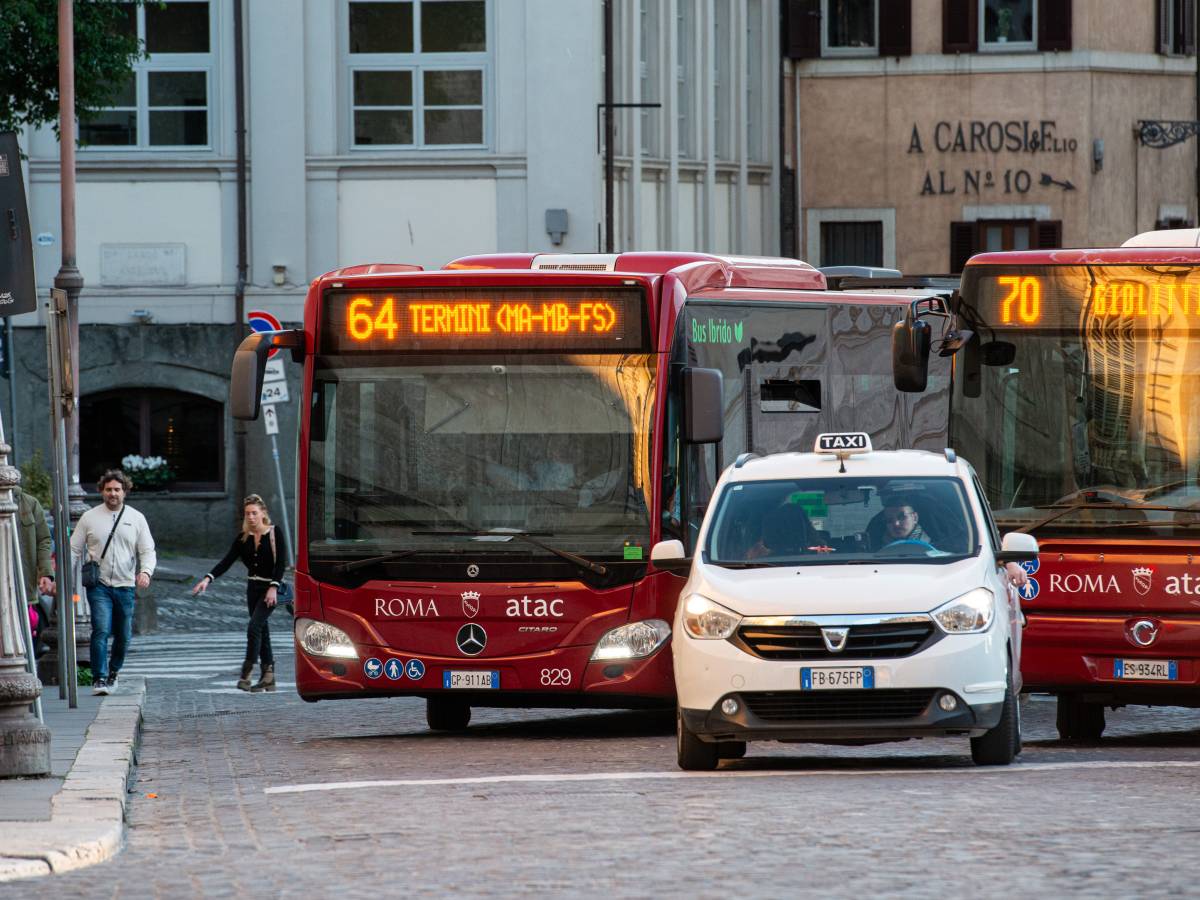 roma straniero con coltello e pistola a salve semina il terrore in un bus da Ilgiornale.it roma straniero con coltello e pistola a salve semina il terrore in un bus