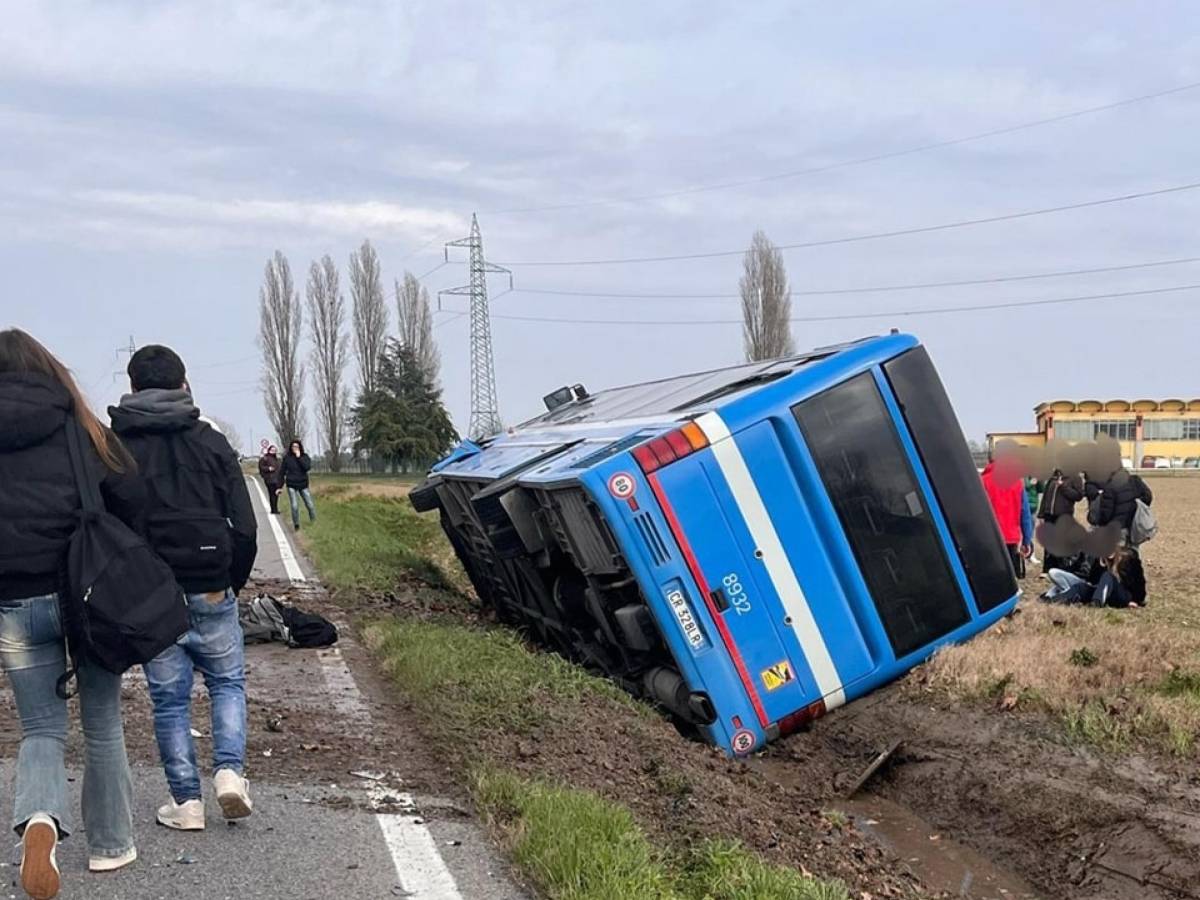 Dramma a Ferrara, scontro fra auto e bus pieno di studenti: morta la conducente