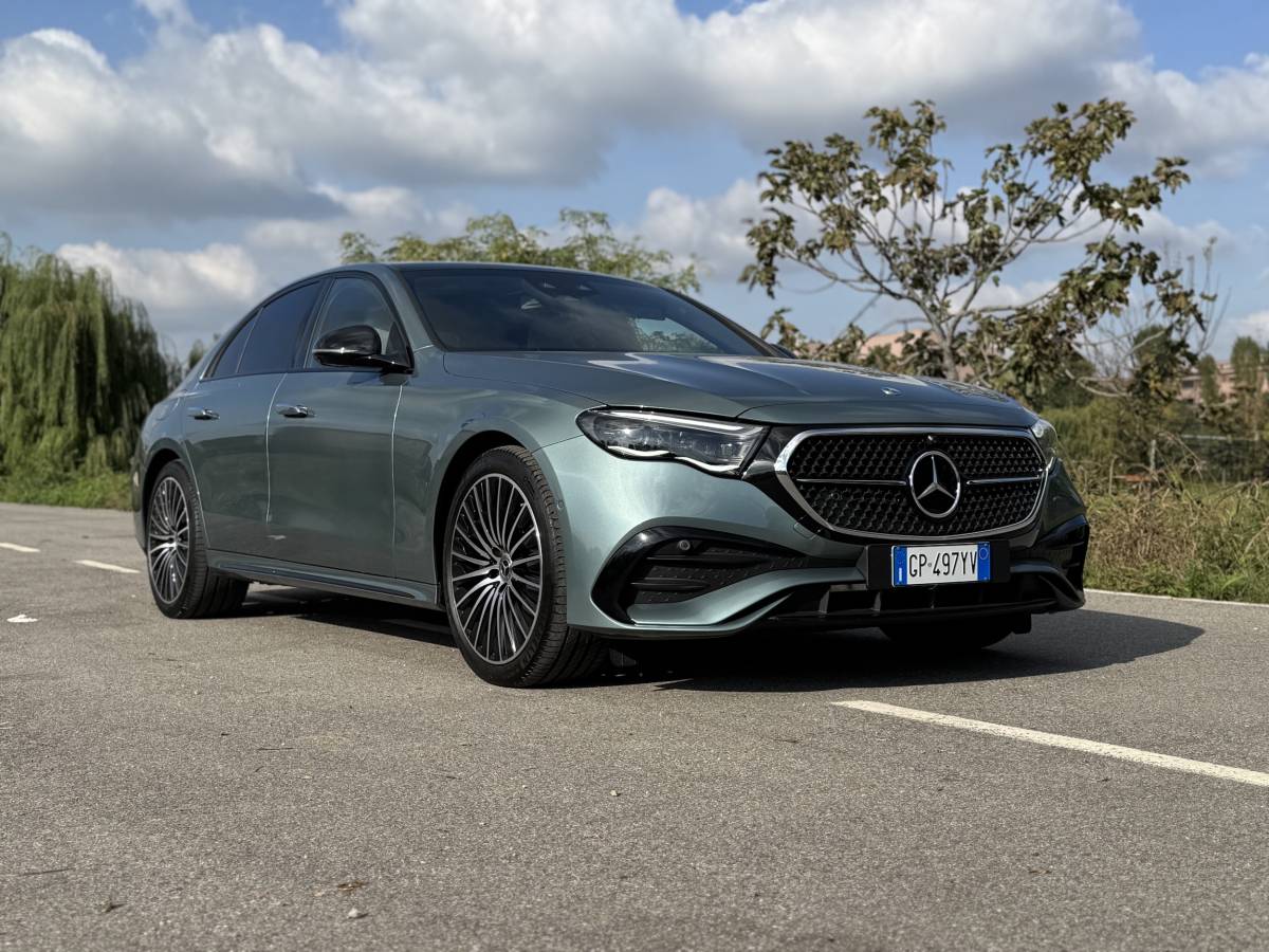 Mercedes Classe E 300e: guarda la gallery della berlina ibrida super lusso 14