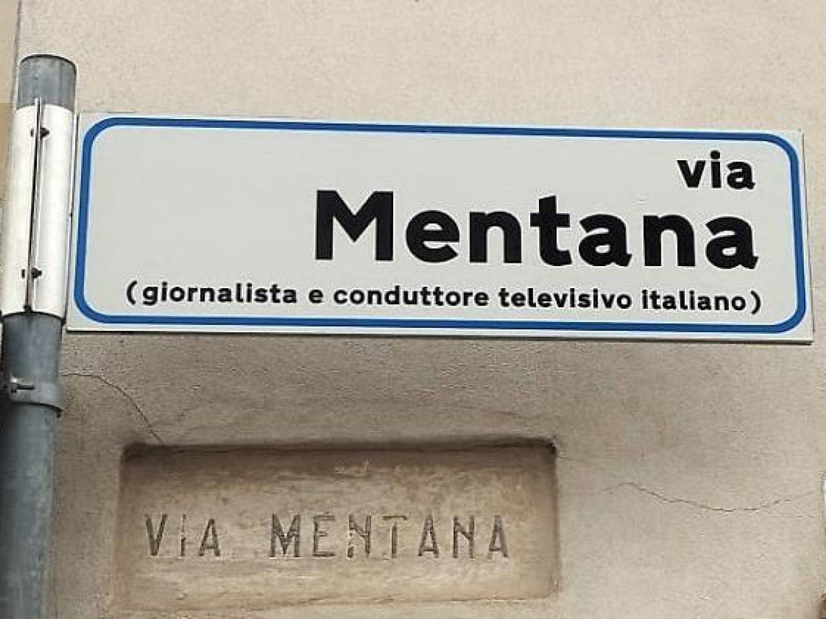 "Via Mentana, giornalista e conduttore televisivo italiano". La gaffe del Comune