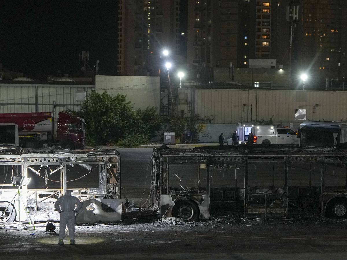 Bus bruciati a Tel Aviv