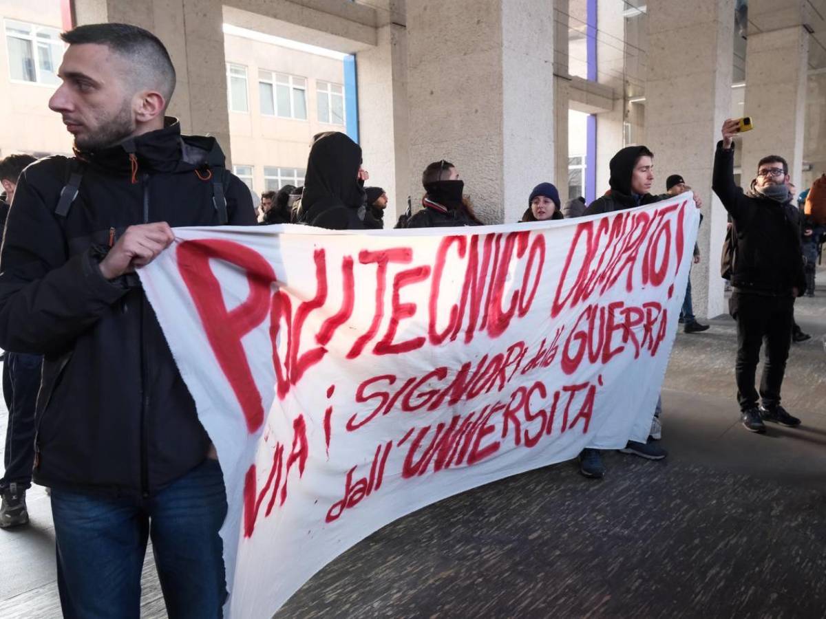 "Blocchiamo la guerra". Protesta dei collettivi studenteschi contro Tajani a Torino: scontri con la polizia