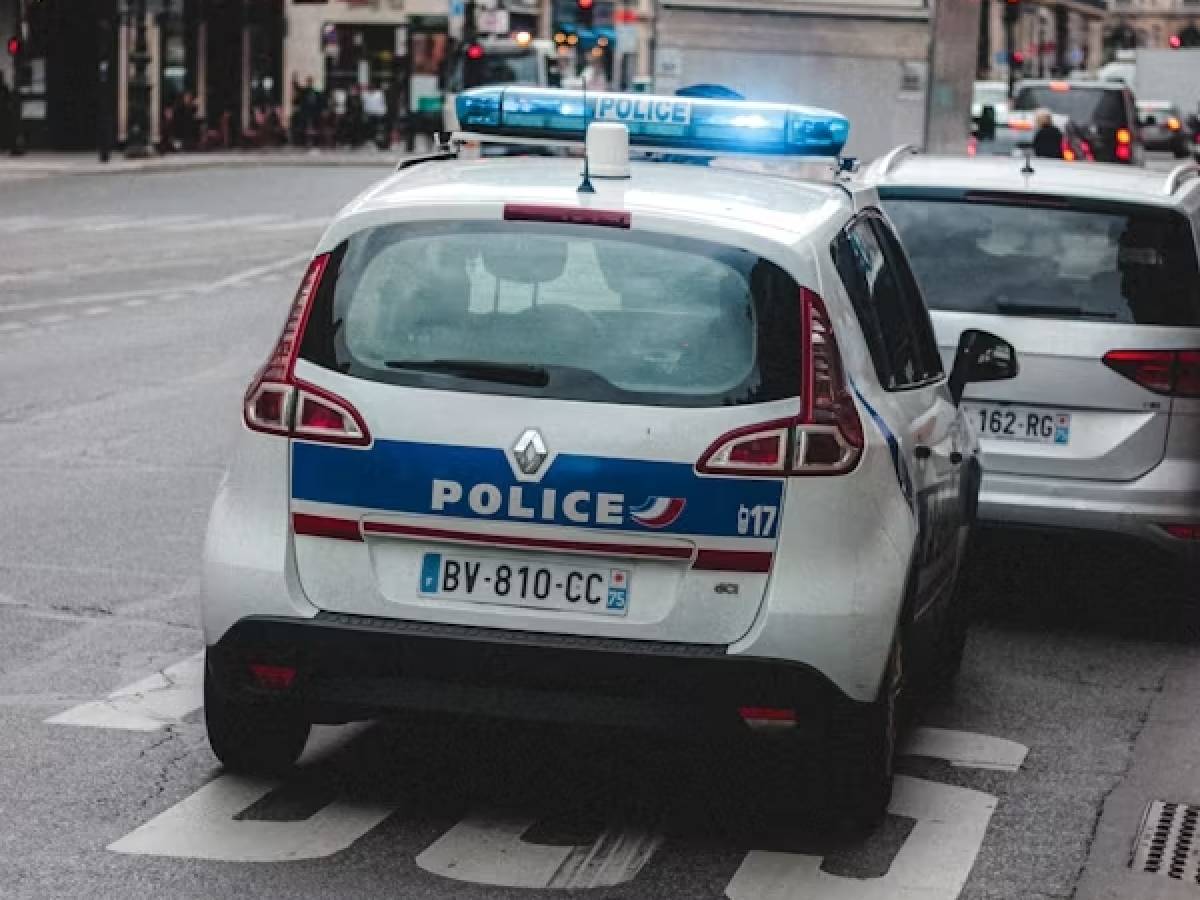 Studentessa in gita lancia neonato dal balcone dopo averlo partorito