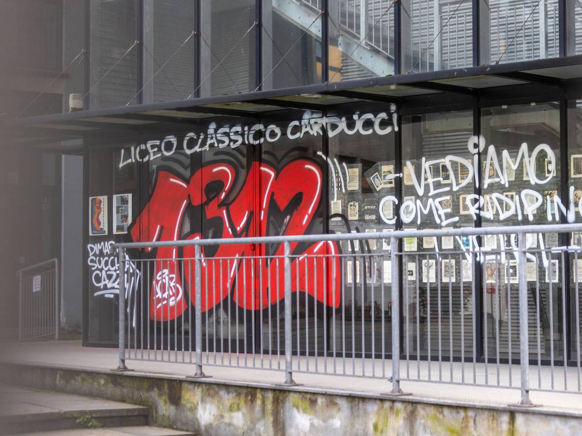 Lo sfregio alla polizia: felpe "Acab" col logo della scuola