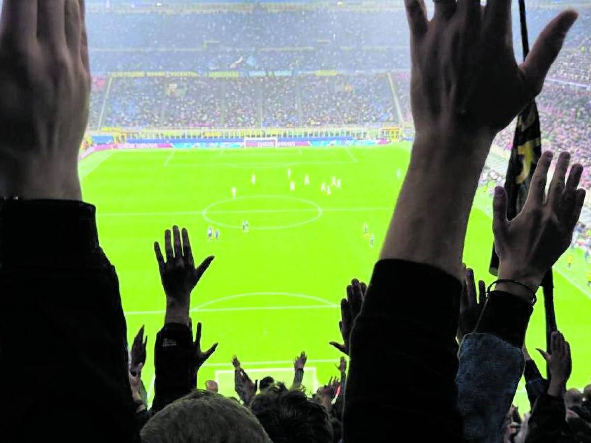 Inchiesta ultras "Doppia curva": ai domiciliari Russo, ex socio di Maldini e Vieri Inchiesta ultras "Doppia curva": ai domiciliari Russo, ex socio di Maldini e Vieri