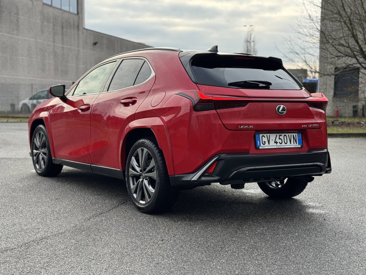 Lexus UX 300h: guarda la gallery del crossover premium giapponese 12