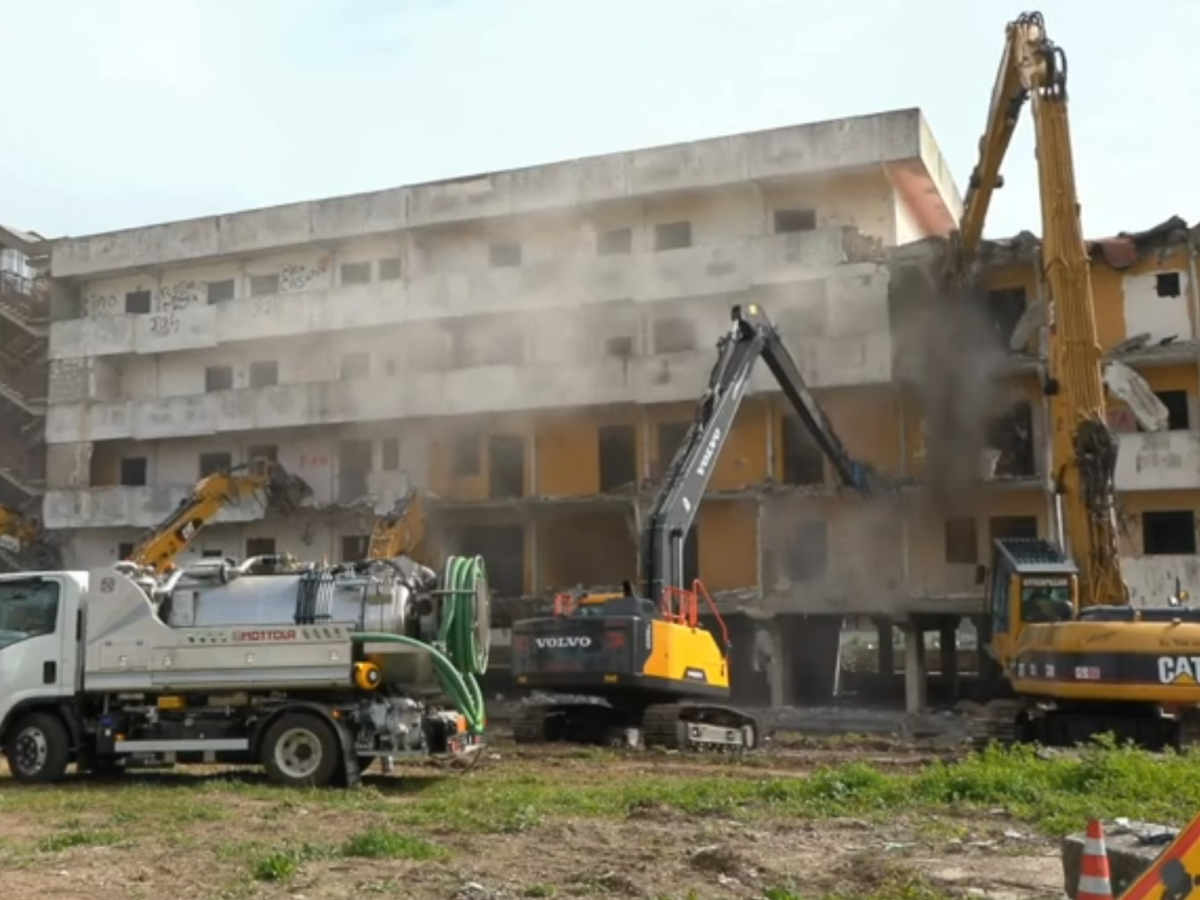 Scampia, al via l’abbattimento della Vela Gialla simbolo di Gomorra