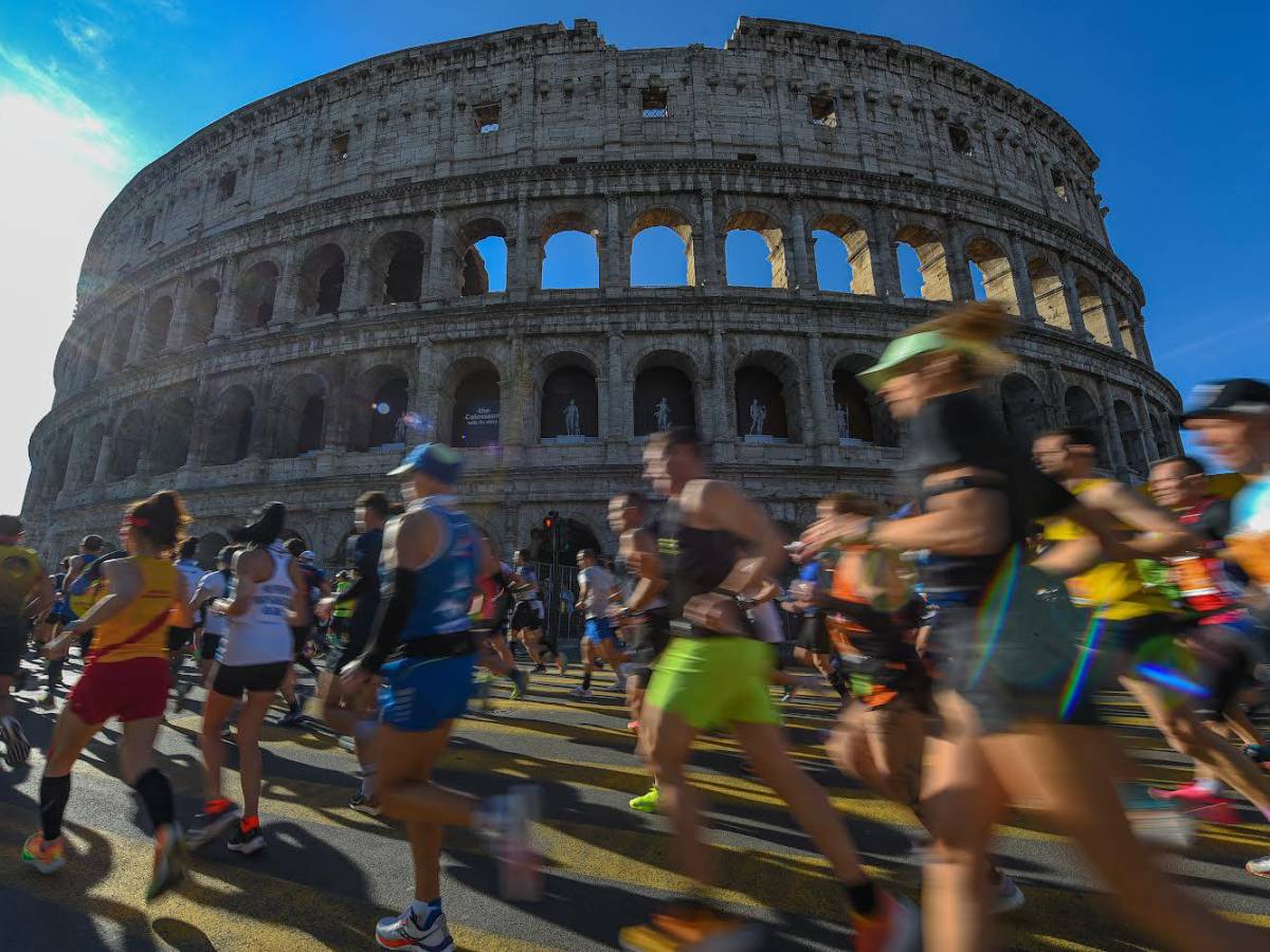 La maratona di Roma compie 30 anni e fa il record di iscritti, oltre 50 mila