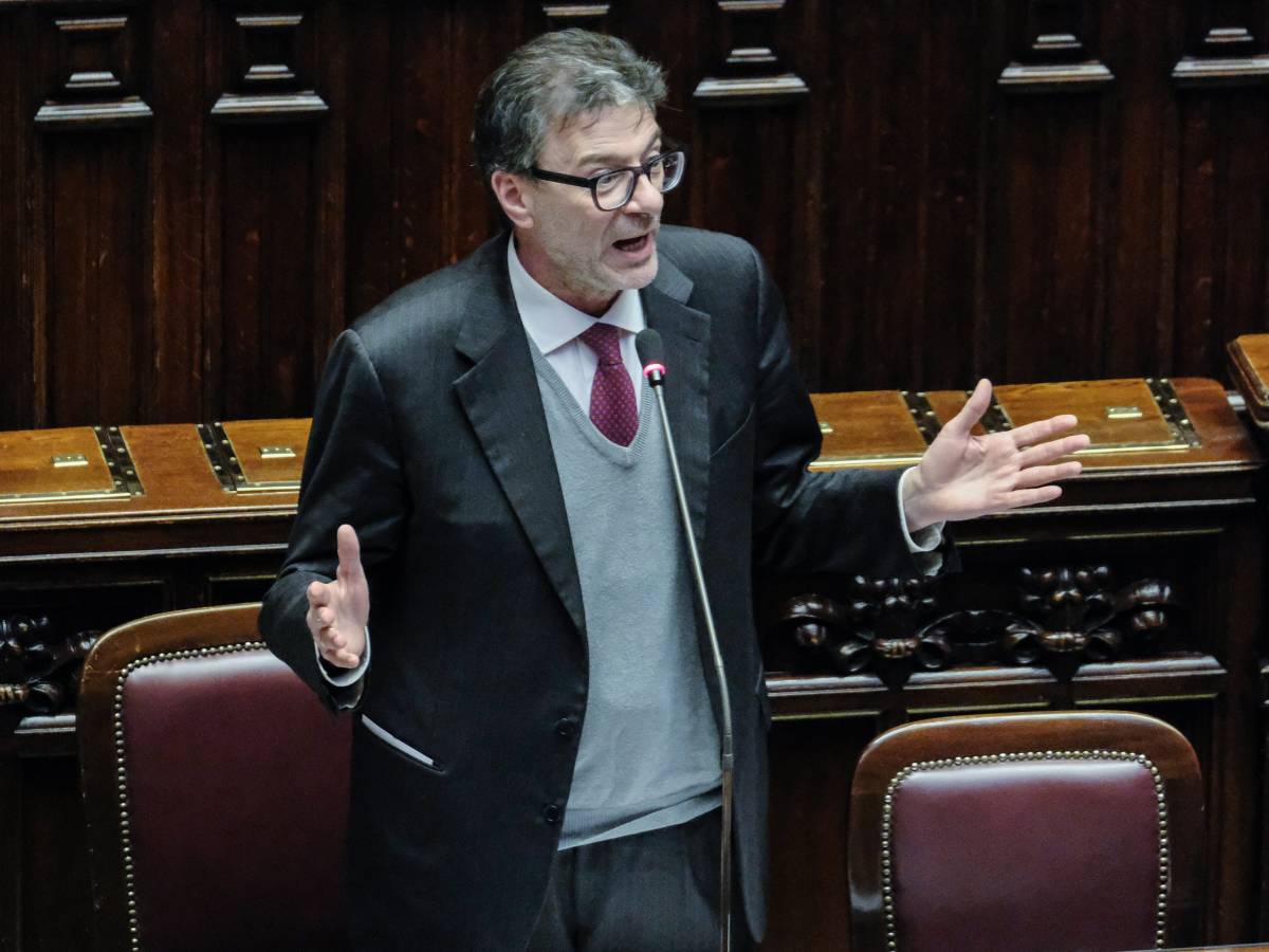 Giorgetti fa i conti con il riarmo: "Mai a scapito di sanità e servizi"