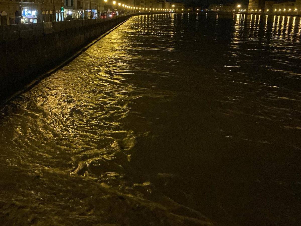 Emergenza maltempo, a Firenze transita la piena dell