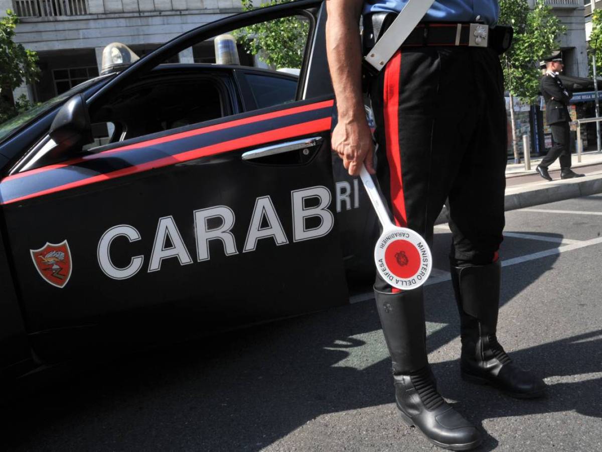 Nasconde due dosi di droga sotto la dentiera: scoperto dai carabinieri