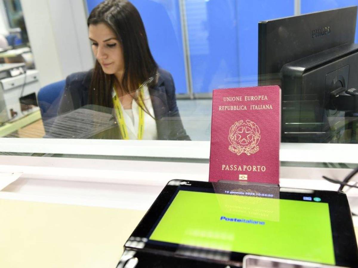 Passaporto, da oggi si può richiedere anche in alcuni uffici postali. Ecco quali