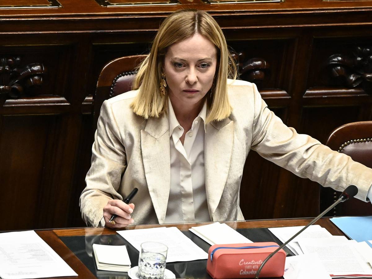 Meloni zittisce le critiche: "La compattezza del governo non è data dalla presenza dei ministri in Aula"