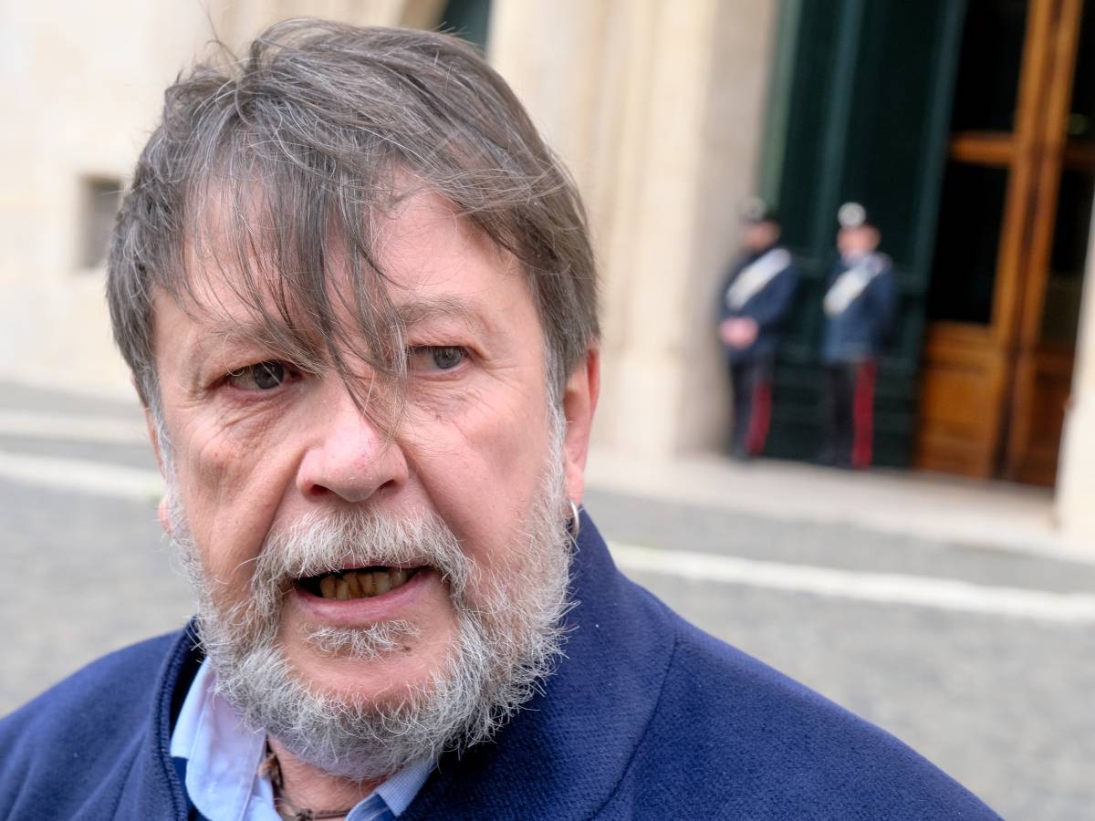 Casarini e soci alla sbarra. "Pagati per il trasbordo di migranti" Casarini e soci alla sbarra. "Pagati per il trasbordo di migranti"
