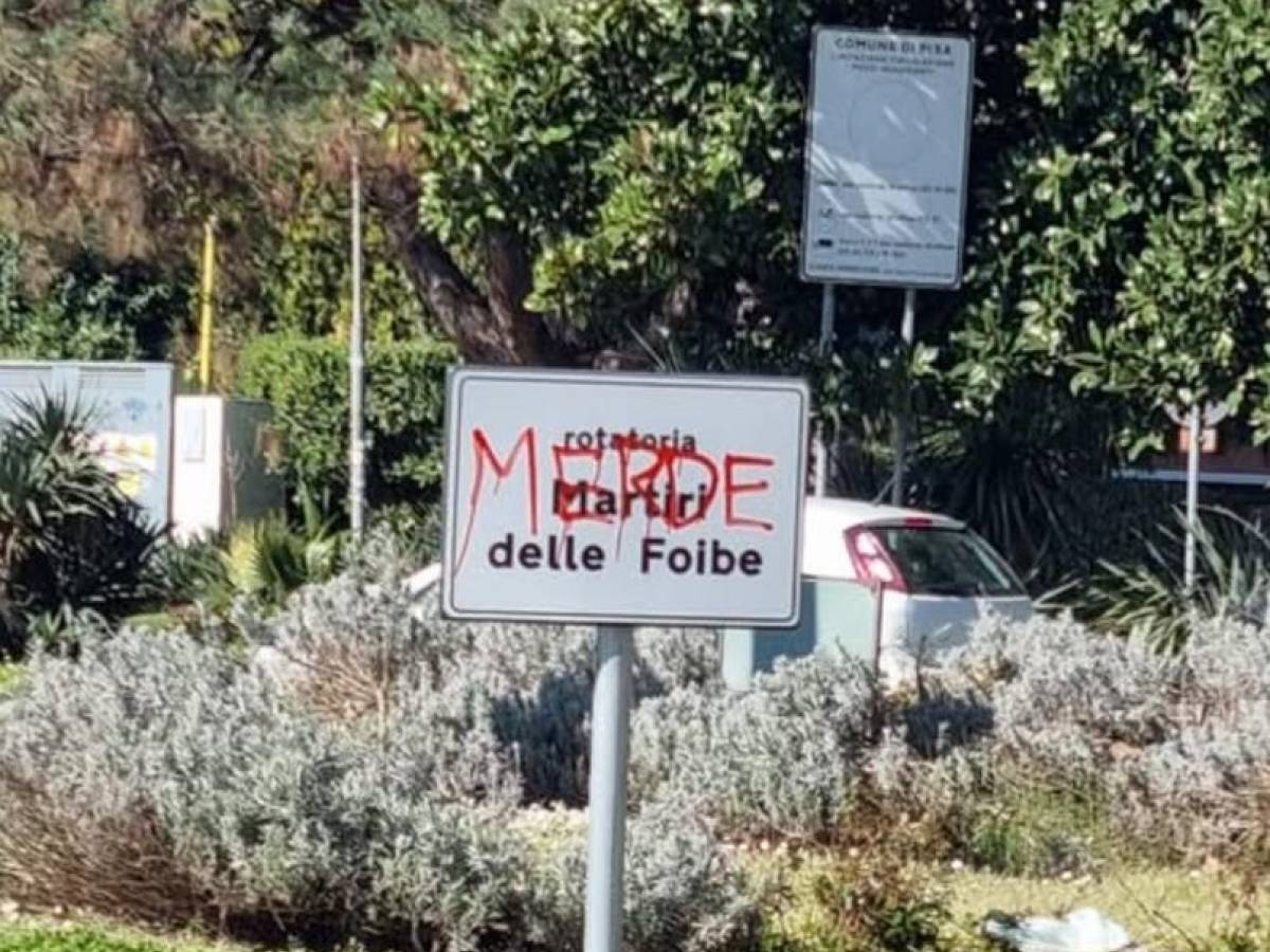 Sfregiata la targa per i martiri delle foibe: l