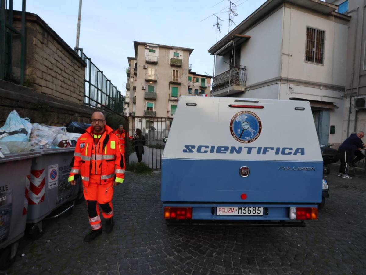 Napoli, 17enne trova i genitori morti in casa: ipotesi omicidio suicidio