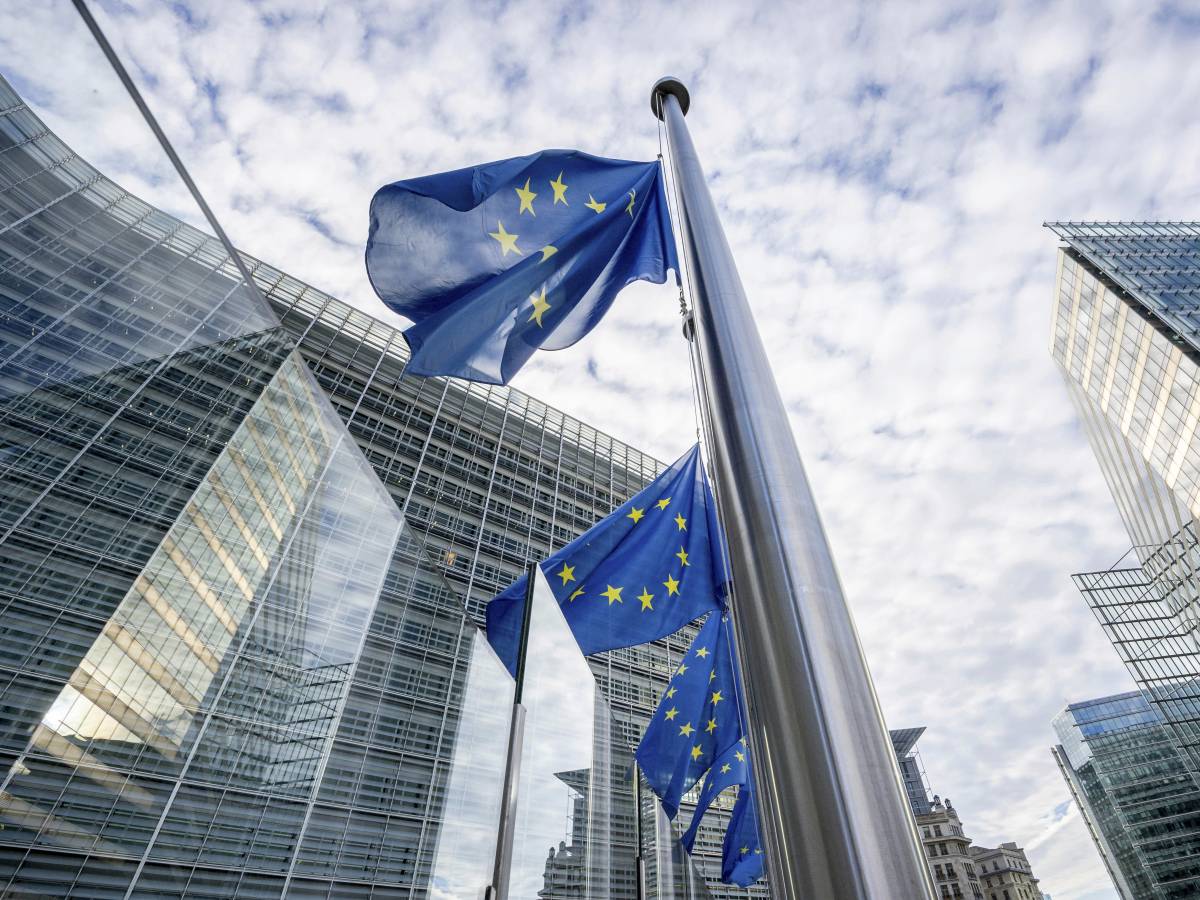 gli italiani bocciano l ue 3 post su 4 negativi