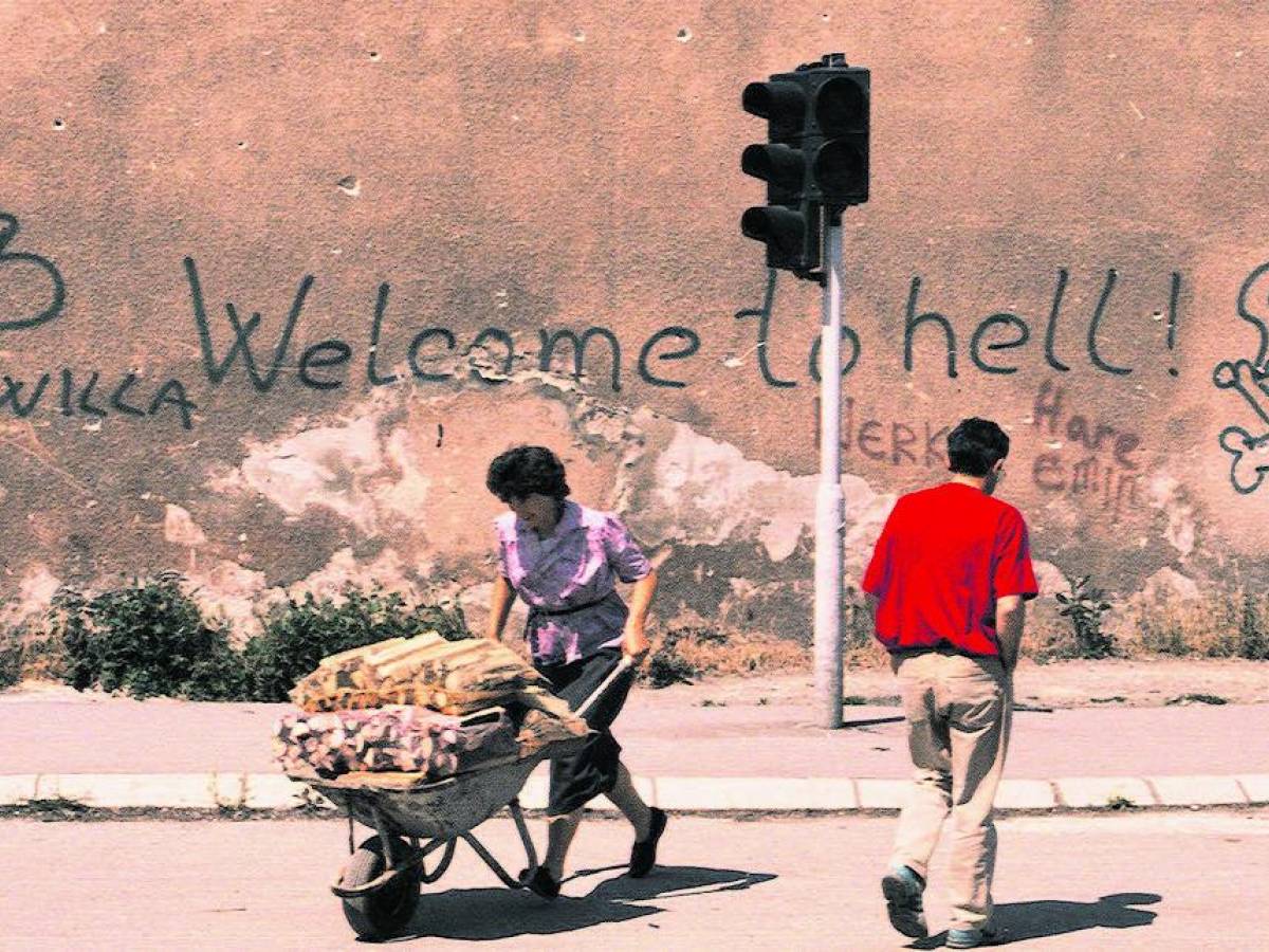 Cecchini in trasferta in Bosnia, almeno 200 gli italiani che sparavano sui civili a Sarajevo Cecchini in trasferta in Bosnia, almeno 200 gli italiani che sparavano sui civili a Sarajevo