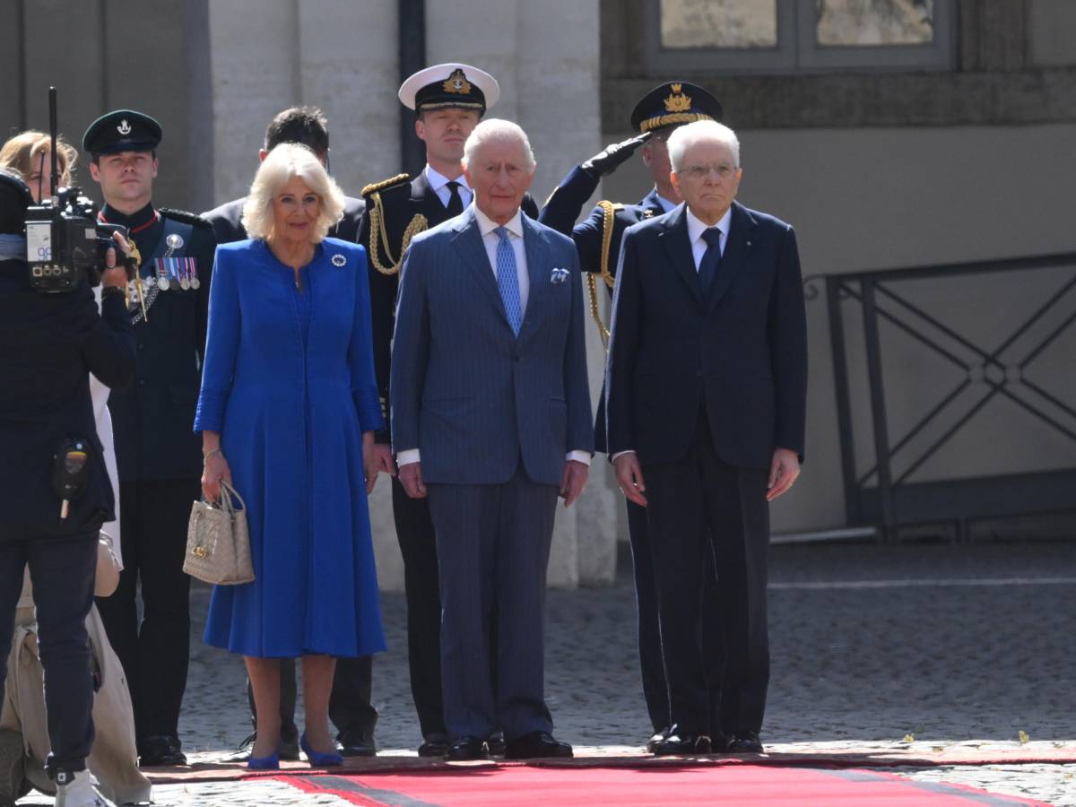 Sequela di gaffe per la regina Camilla al Quirinale. Il re la richiama ...