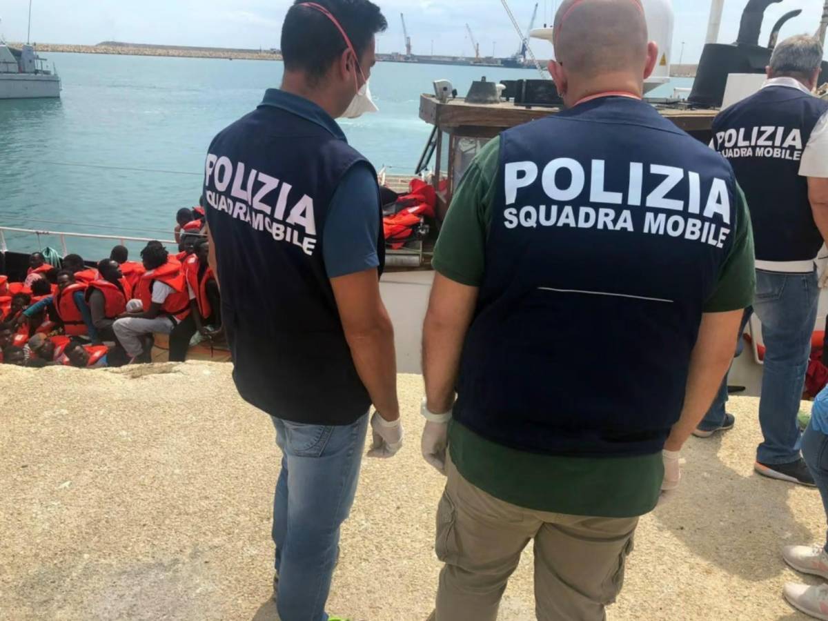 Cittadinanza facile ai migranti, il vero flop della sinistra: cosa dicono i numeri Cittadinanza facile ai migranti, il vero flop della sinistra: cosa dicono i numeri