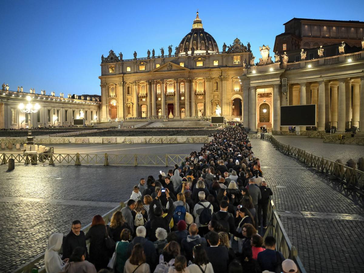 Abito nero, velo e bottone. Come ci si veste ai funerali del Papa - il