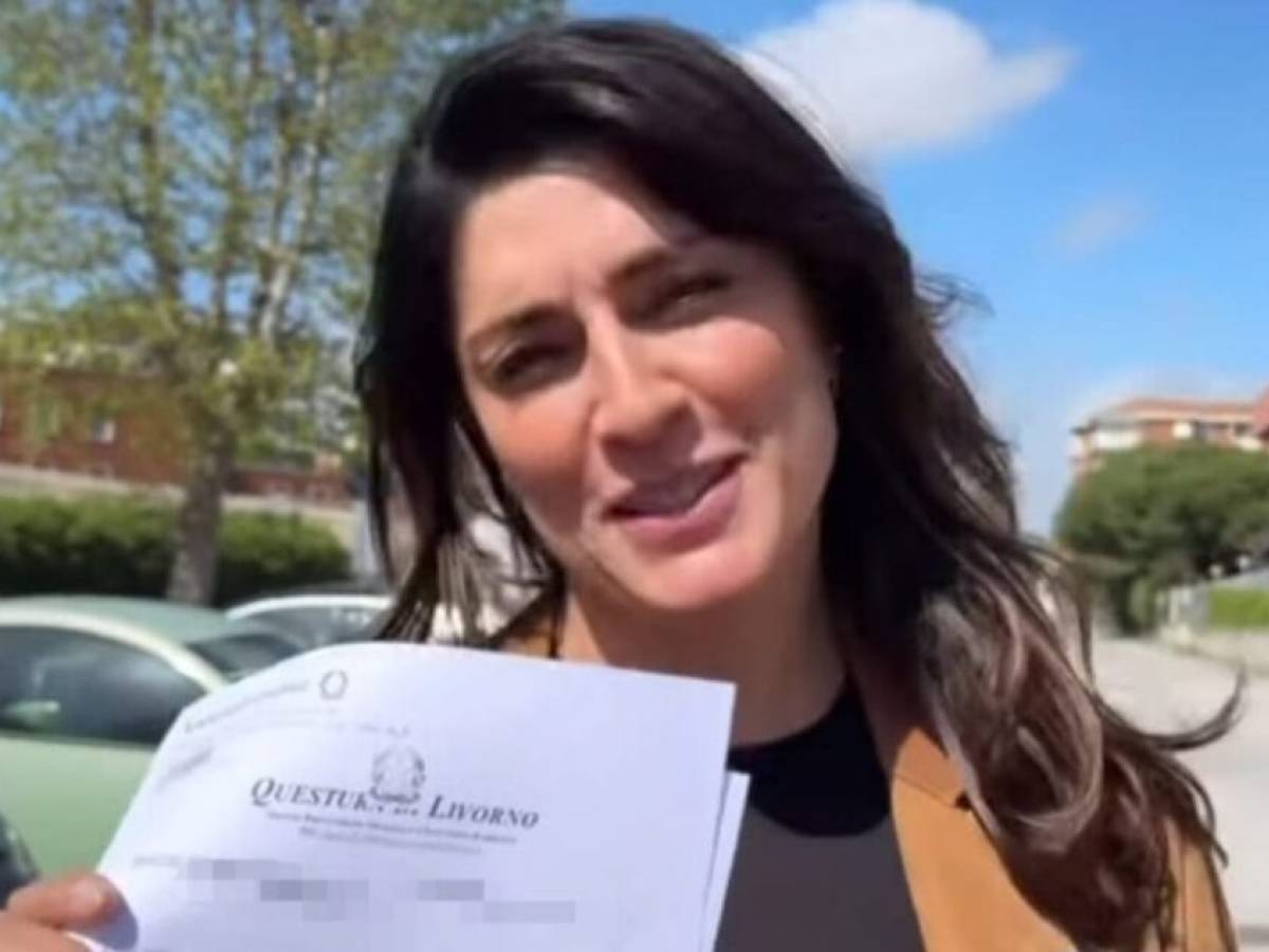 "Ci hanno preso tutto": Elisa Isoardi derubata a lavoro "Ci hanno preso tutto": Elisa Isoardi derubata a lavoro