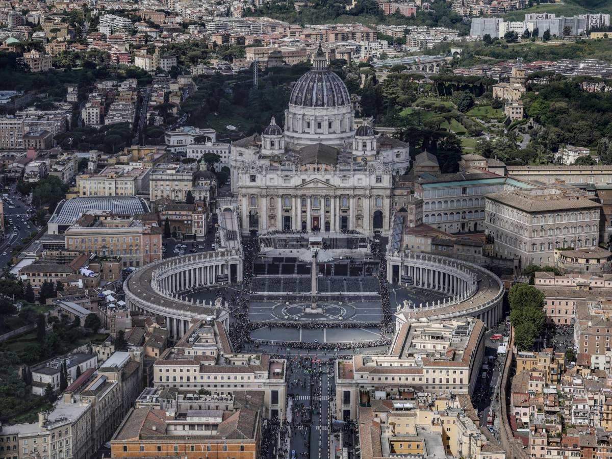 Niente cellulari, linee telefoniche staccate: così il Vaticano si isolerà dal mondo per il Conclave Niente cellulari, linee telefoniche staccate: così il Vaticano si isolerà dal mondo per il Conclave
