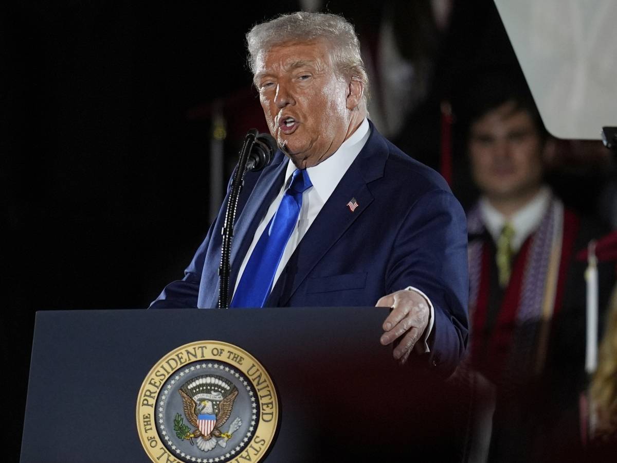 Trump in tackle: "I magnati di Internet mi baciano il c..." Trump in tackle: "I magnati di Internet mi baciano il c..."