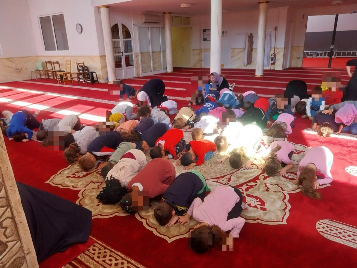 bambini in ginocchio verso la mecca   è polemica sull  iniziativa di un asilo parrocchiale