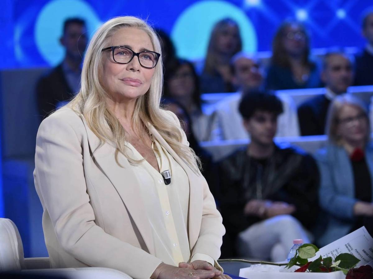 Mara Venier spiazza tutti: "Lo faccio oggi sennò mi commuovo". Cosa è successo a Domenica In Mara Venier spiazza tutti: "Lo faccio oggi sennò mi commuovo". Cosa è successo a Domenica In