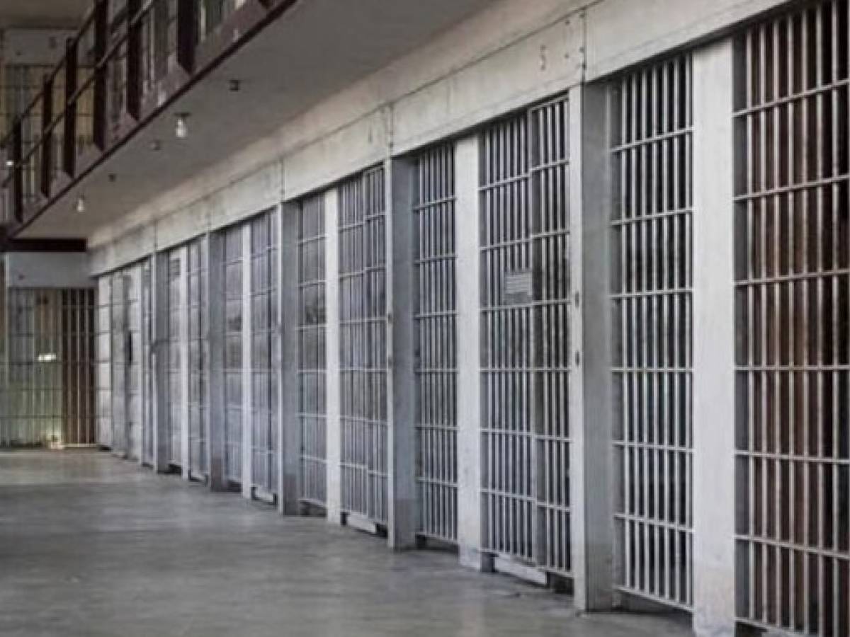 "Motivi terapeutici". "A rischio la sicurezza". Bufera sui preservativi ai detenuti