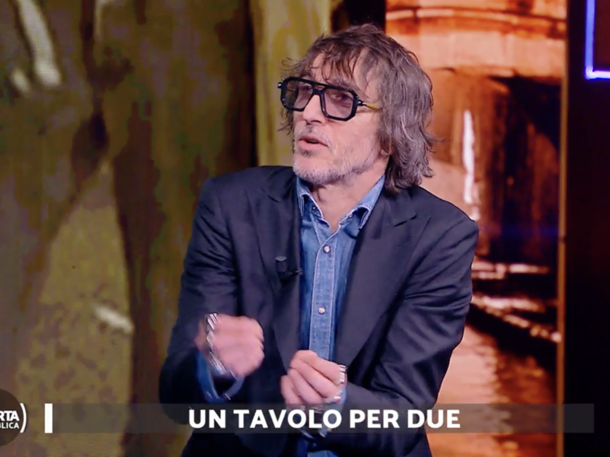 "La cosa è clamorosa". Cruciani distrugge la fornaia antifà "La cosa è clamorosa". Cruciani distrugge la fornaia antifà