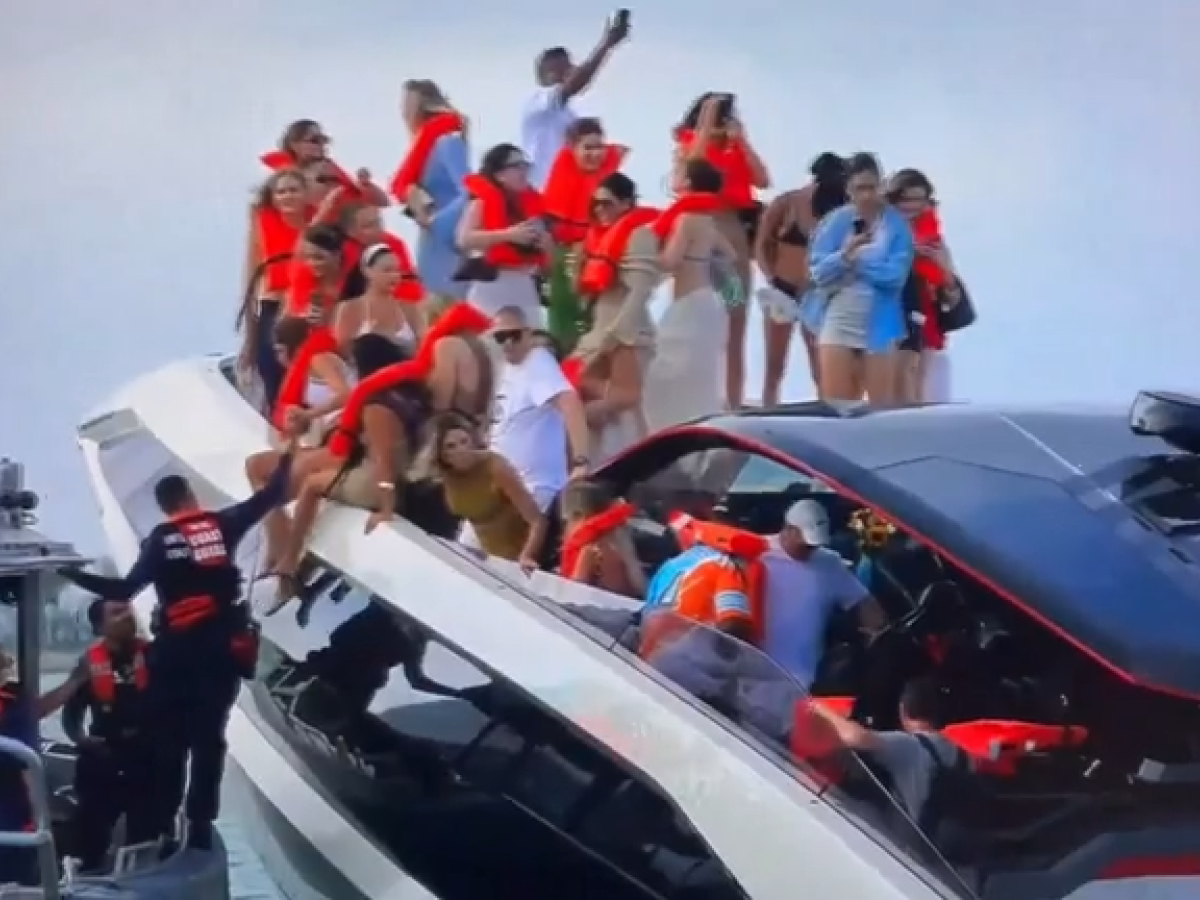 Le naufraghe influencer e i selfie mentre il loro yacht si inabissa Le naufraghe influencer e i selfie mentre il loro yacht si inabissa