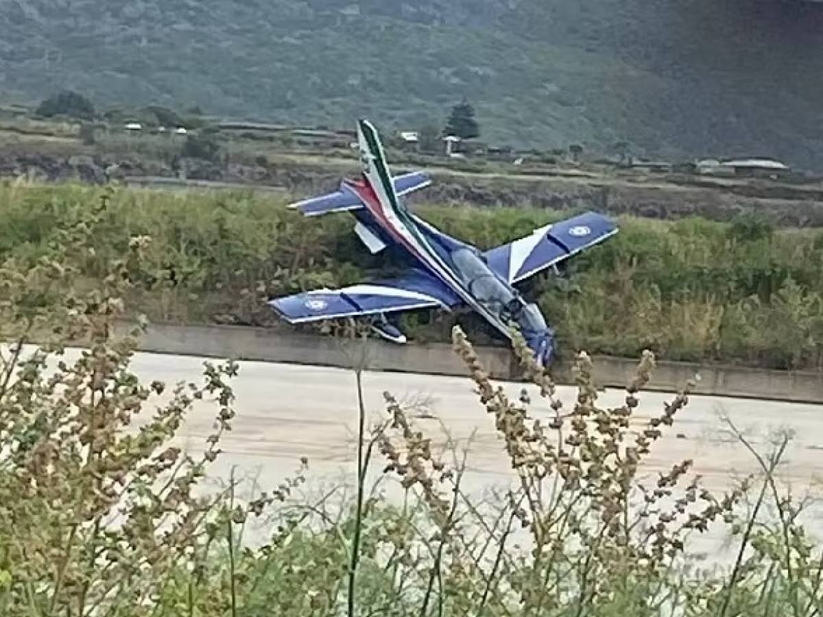 Pantelleria, tre Frecce Tricolore coinvolte in un incidente. Un pilota ferito a una gamba Pantelleria, tre Frecce Tricolore coinvolte in un incidente. Un pilota ferito a una gamba