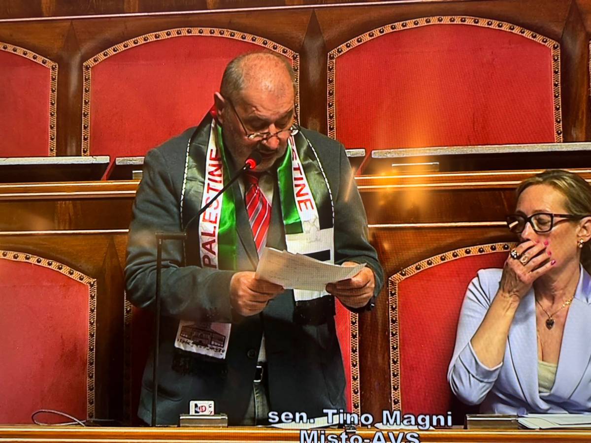 Un senatore della sinistra in Aula con la sciarpa dei palestinesi Un senatore della sinistra in Aula con la sciarpa dei palestinesi
