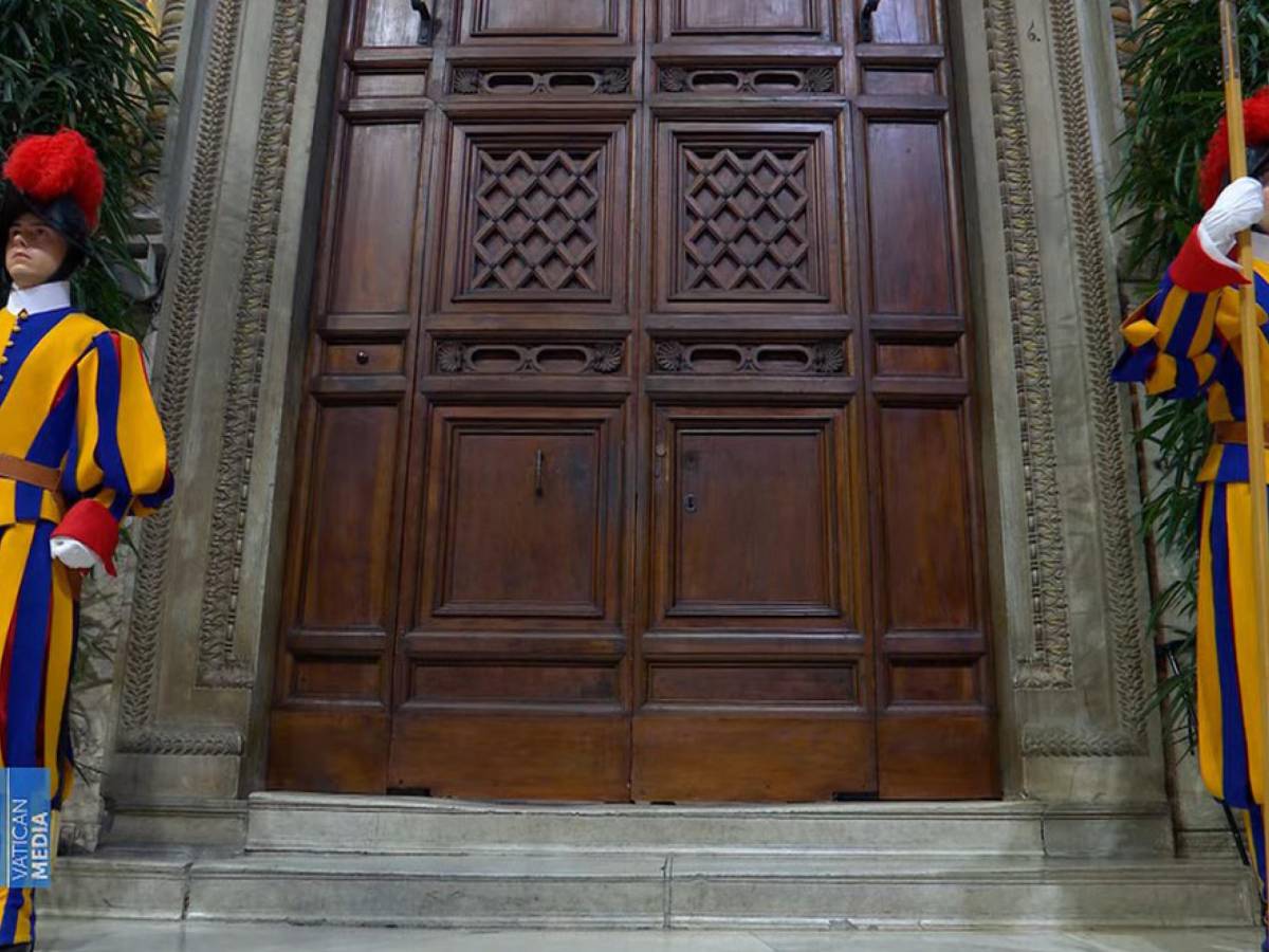 Si chiude il portone: i cardinali restano soli nella Cappella Sistina per il voto Si chiude il portone: i cardinali restano soli nella Cappella Sistina per il voto