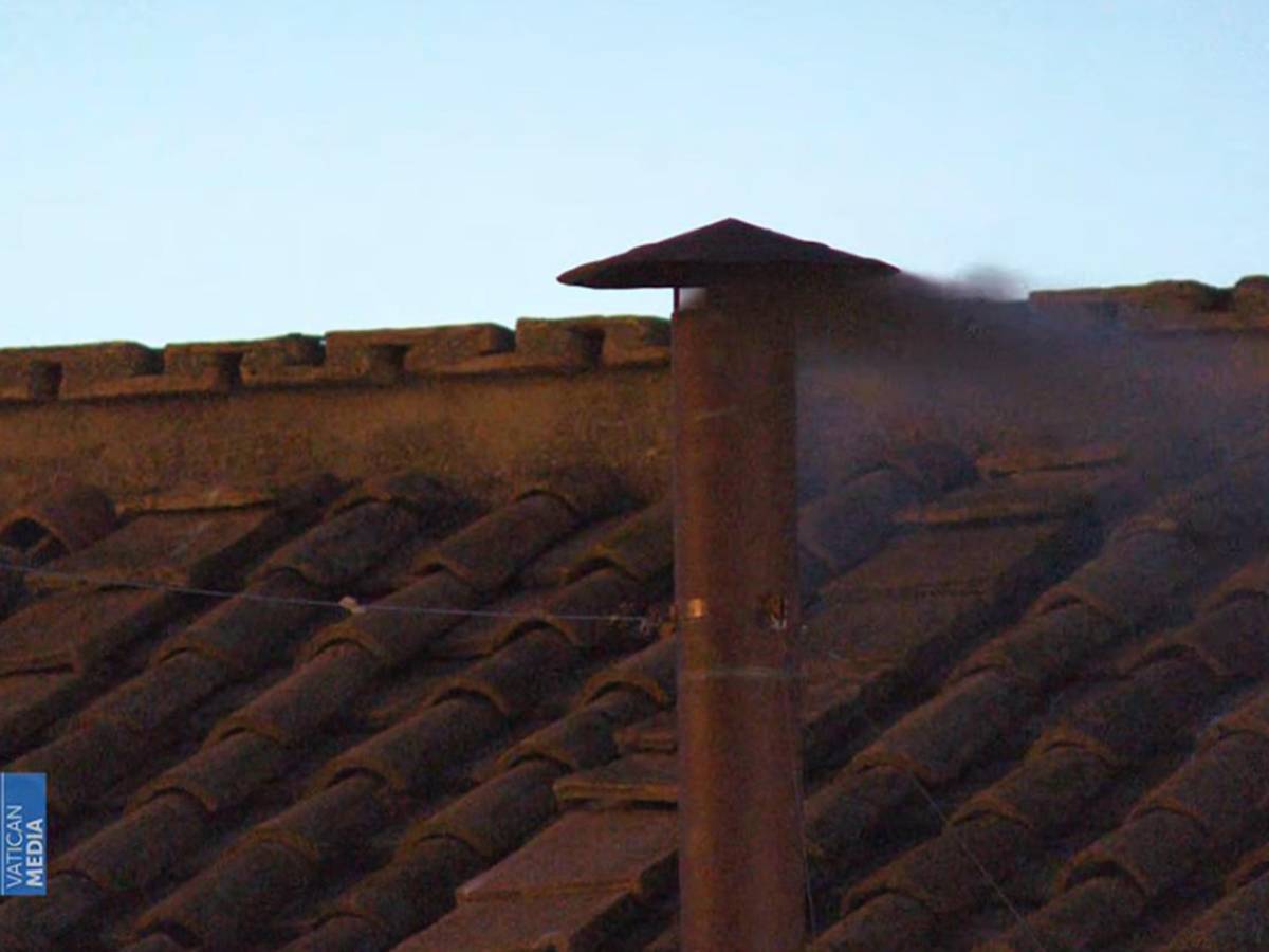 Conclave, la prima fumata è nera. Domani il nuovo voto Conclave, la prima fumata è nera. Domani il nuovo voto