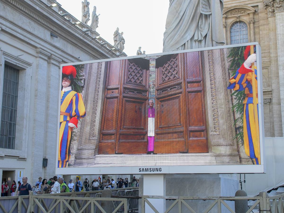 Secondo giorno di Conclave: gli scrutini, gli orari e le eventuali fumate Secondo giorno di Conclave: gli scrutini, gli orari e le eventuali fumate