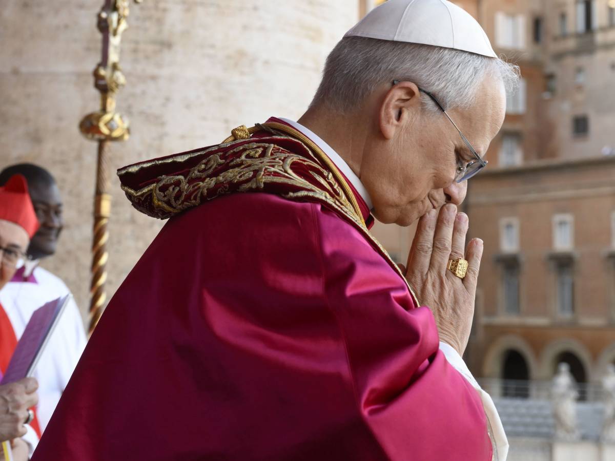 "Cinque metri di tessuto e cinque giorni di lavorazione". Cosa si cela dietro l "Cinque metri di tessuto e cinque giorni di lavorazione". Cosa si cela dietro l
