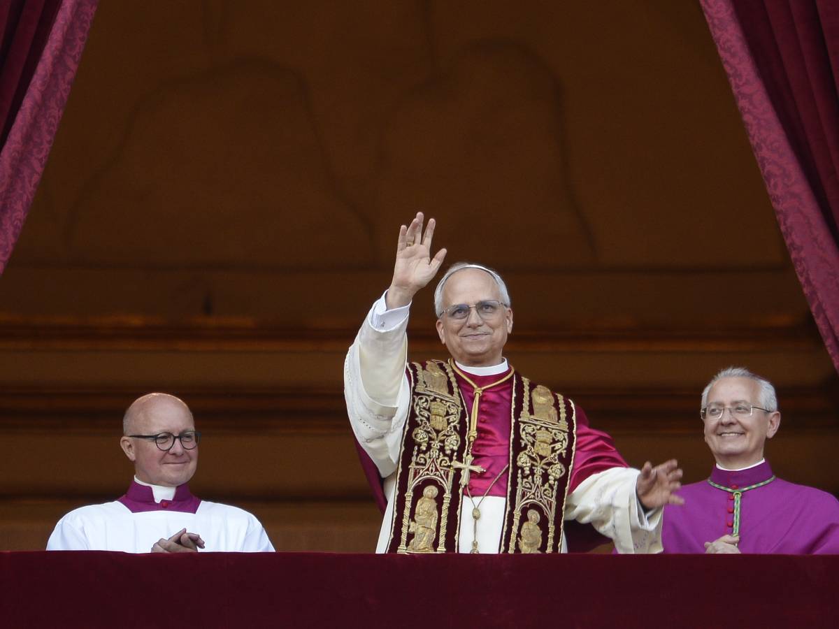 La mozzetta rossa, la croce d La mozzetta rossa, la croce d