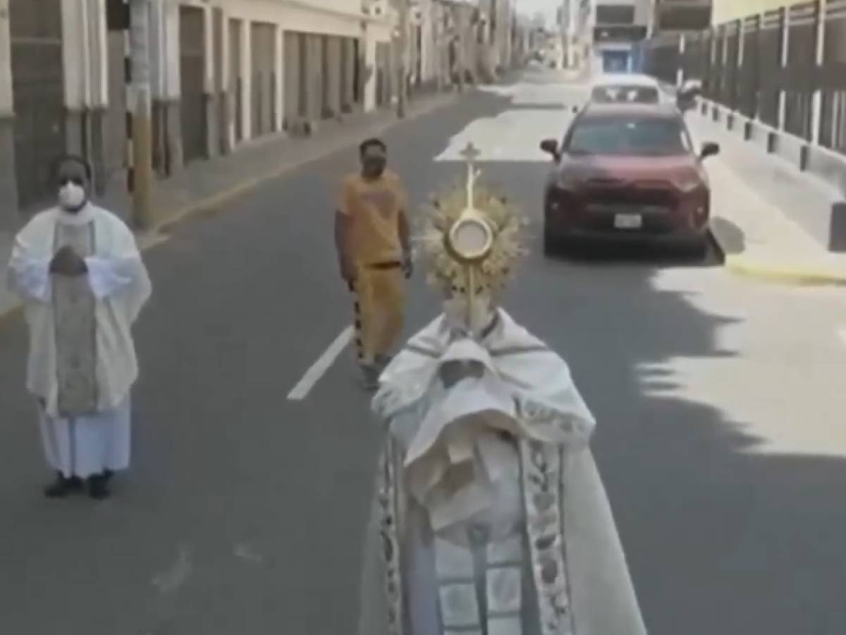 leone xiv come papa francesco il video della preghiera durante il covid da Ilgiornale.it leone xiv come papa francesco il video della preghiera durante il covid