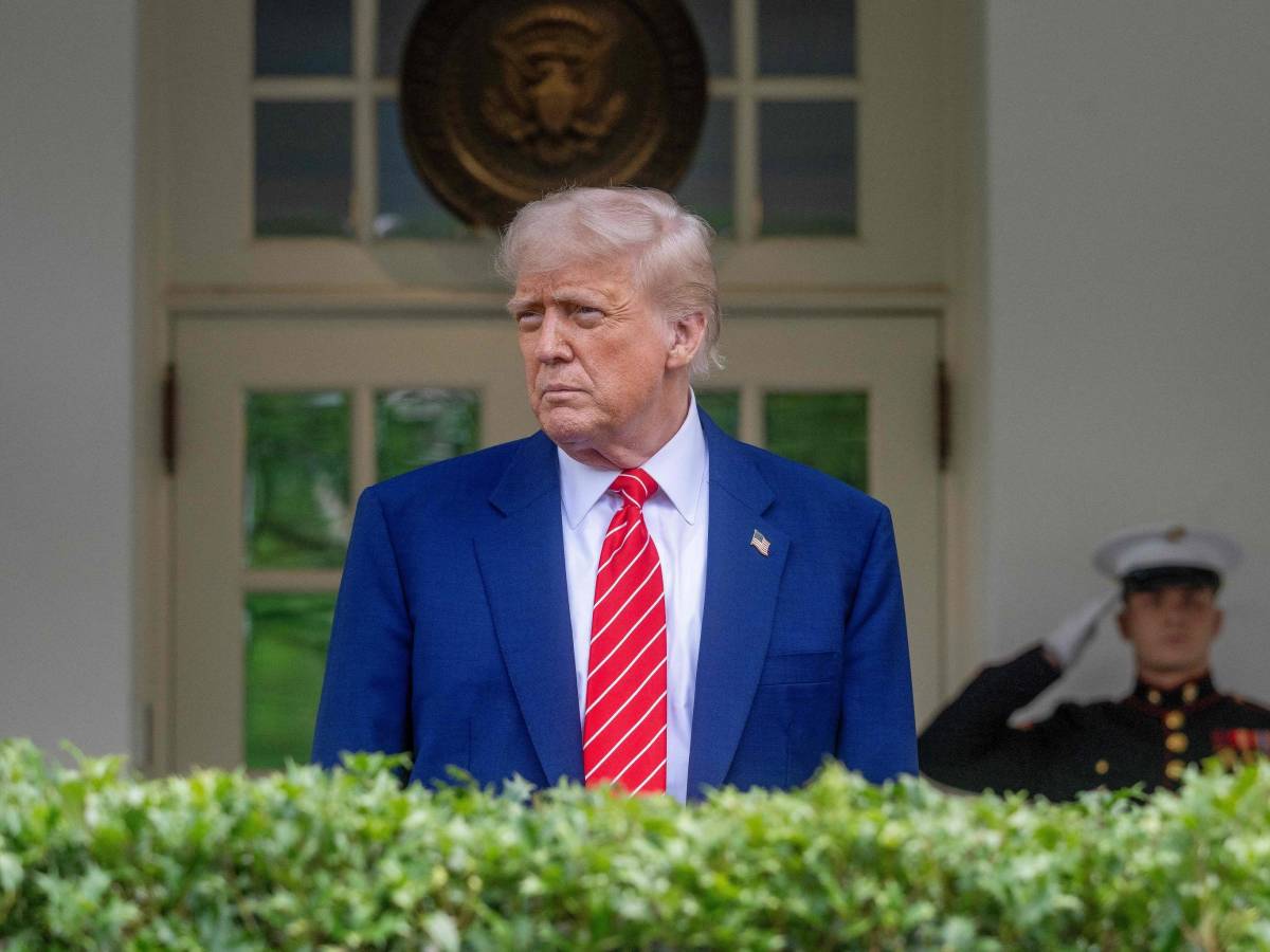 vuole tenere tariffe al 10 per tutti il piano di trump per la guerra dei dazi