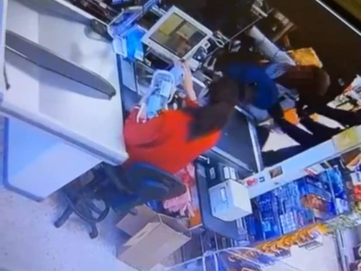 "Devo bruciare la chiesa". E la straniera minaccia cassieri e clienti del supermercato "Devo bruciare la chiesa". E la straniera minaccia cassieri e clienti del supermercato